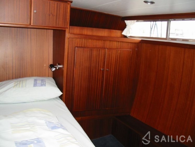 Valkkruiser Kruiser 1200 - Yacht Charter Sailica