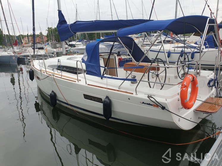Antila 33 - Yacht Charter Sailica
