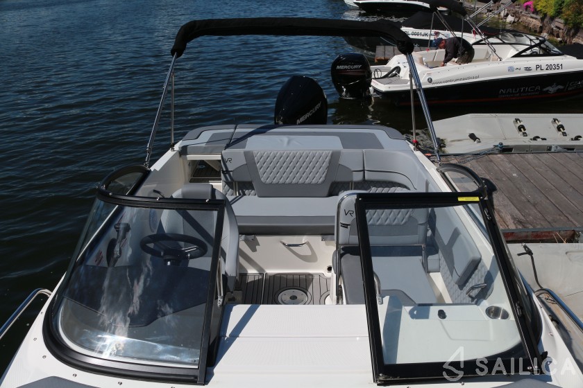 Bayliner VR5 - Yacht Charter Sailica