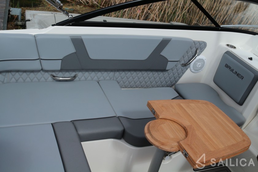 Bayliner VR5 - Yacht Charter Sailica