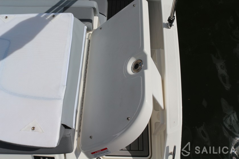 Bayliner VR5 - Yacht Charter Sailica