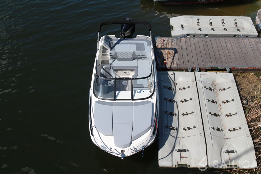 Bayliner VR5 - Yacht Charter Sailica