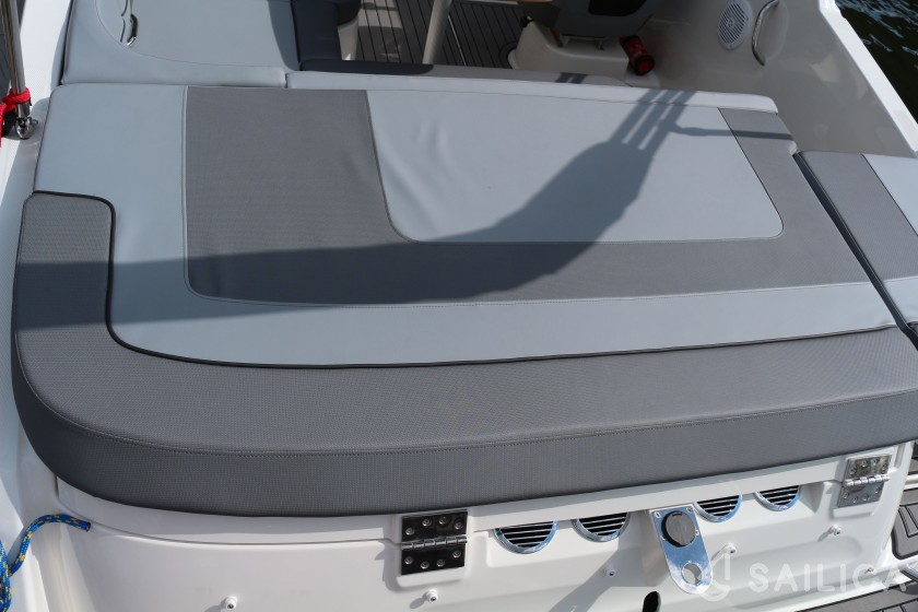 Bayliner VR5 - Yacht Charter Sailica