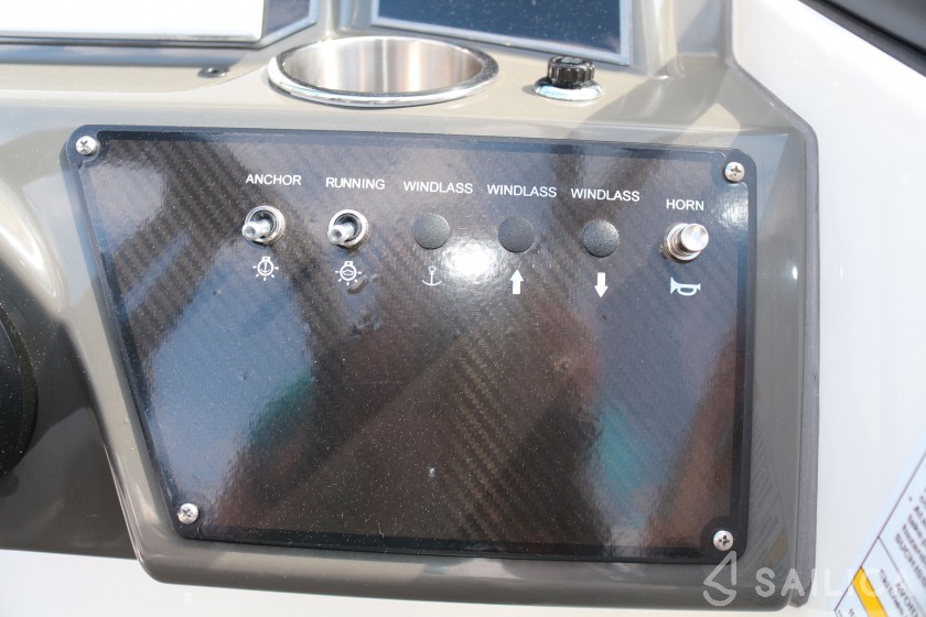 Bayliner VR5 - Yacht Charter Sailica