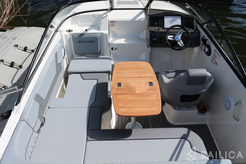 Bayliner VR5 - Yacht Charter Sailica
