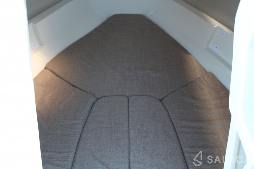 Bayliner VR5 - Yacht Charter Sailica