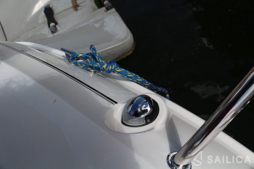 Bayliner VR5 - Yacht Charter Sailica