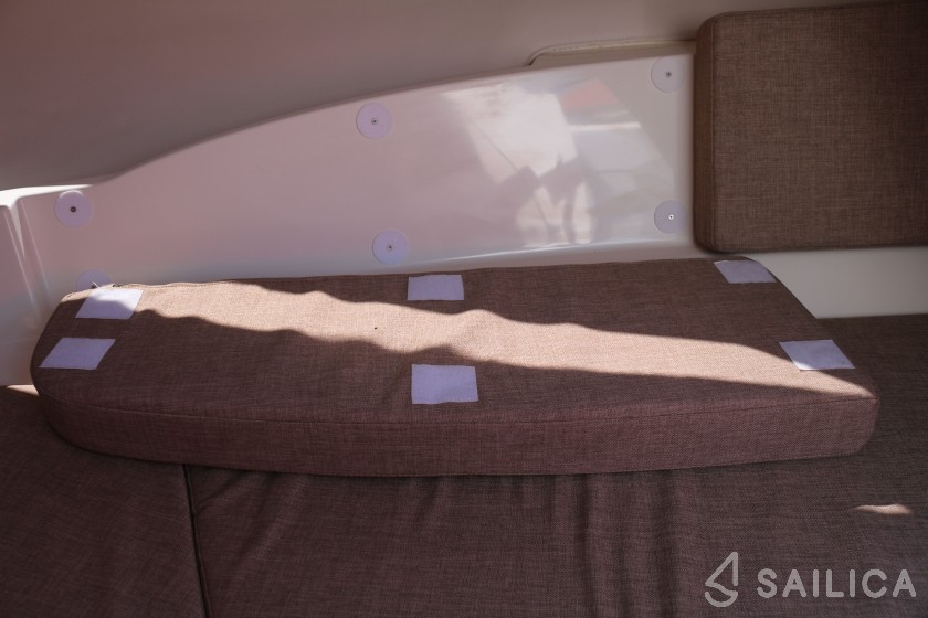 Bayliner VR5 - Yacht Charter Sailica