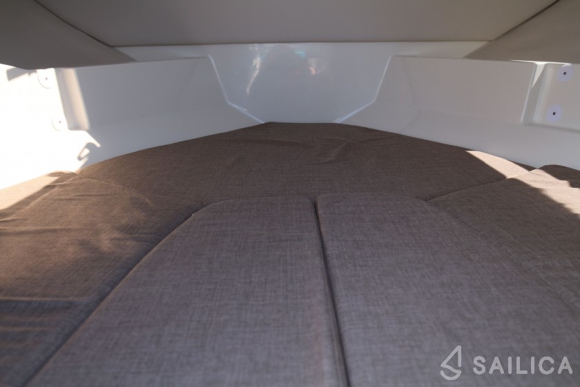 Bayliner VR5 - Yacht Charter Sailica