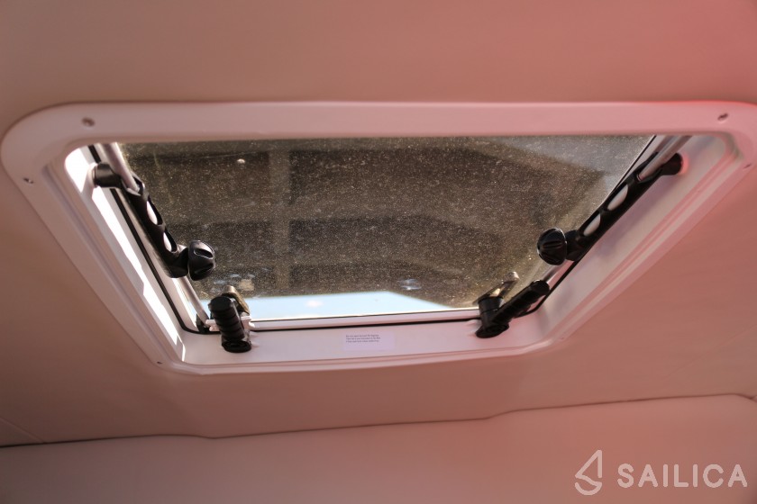 Bayliner VR5 - Yacht Charter Sailica