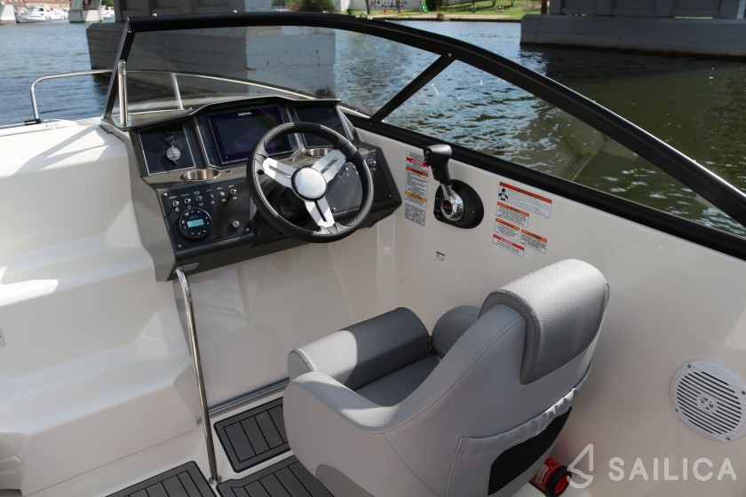 Bayliner VR5 - Yacht Charter Sailica