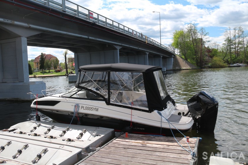 Bayliner VR5 - Yacht Charter Sailica