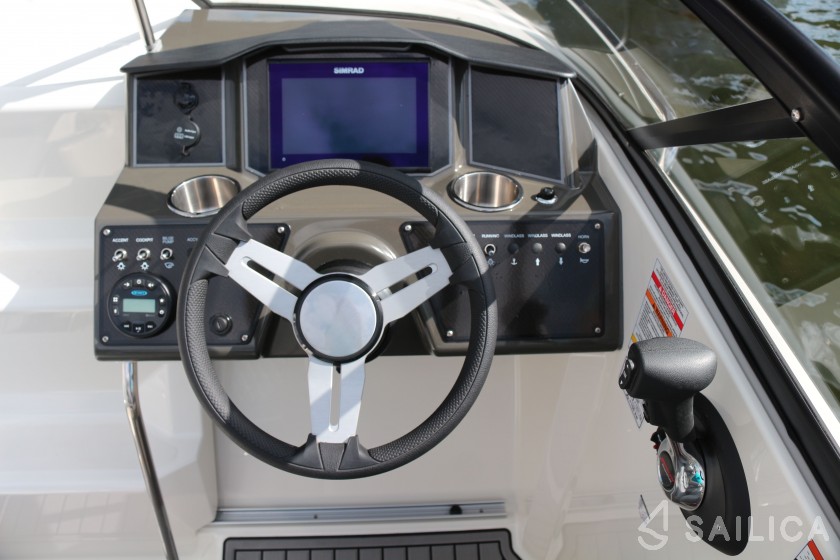 Bayliner VR5 - Yacht Charter Sailica