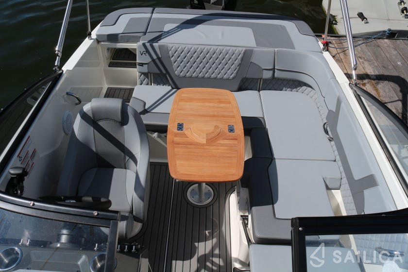 Bayliner VR5 - Yacht Charter Sailica