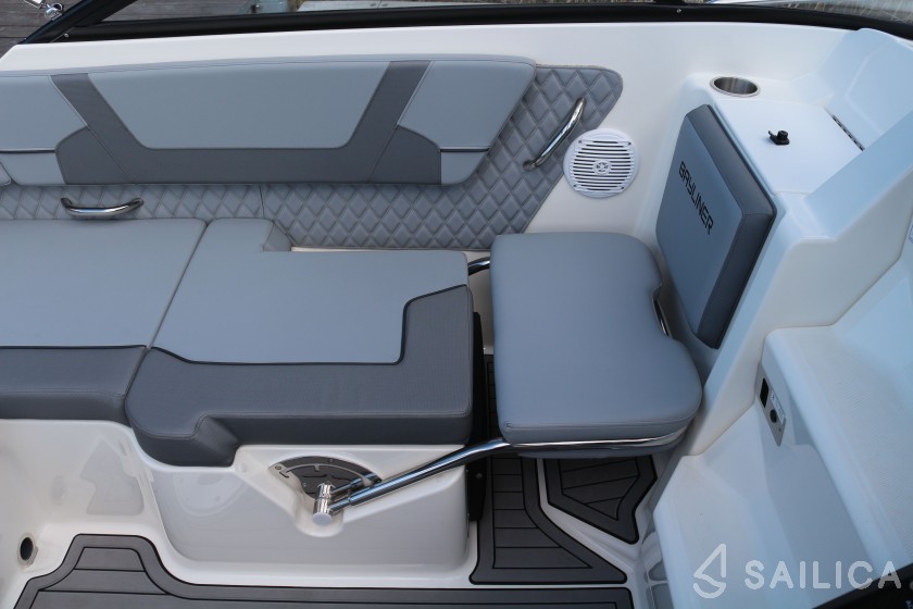 Bayliner VR5 - Yacht Charter Sailica