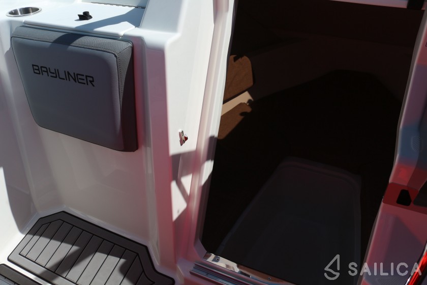 Bayliner VR5 - Yacht Charter Sailica