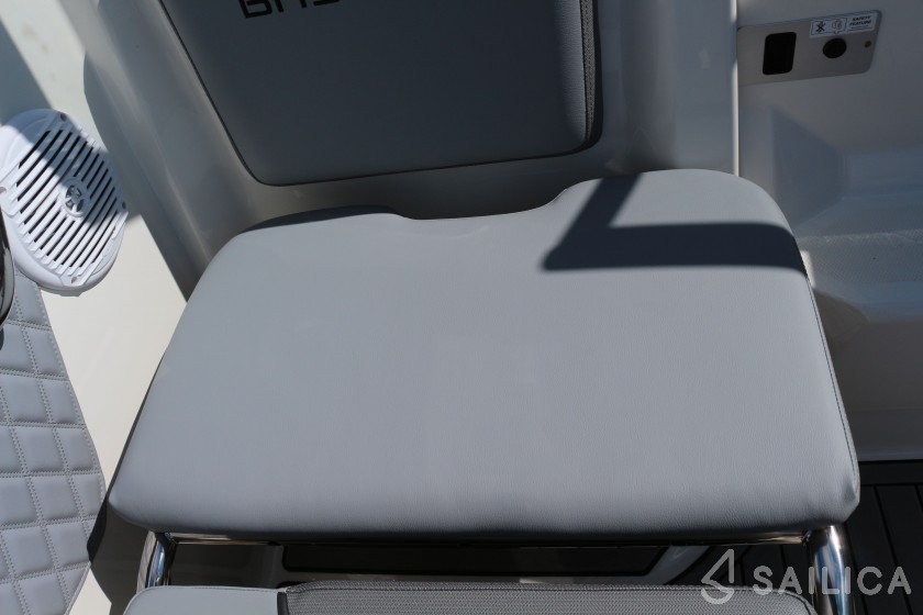 Bayliner VR5 - Yacht Charter Sailica