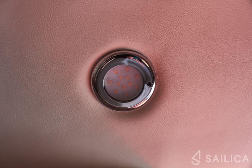 Bayliner VR5 - Yacht Charter Sailica