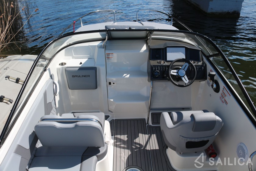 Bayliner VR5 - Yacht Charter Sailica