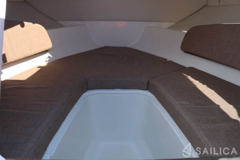 Bayliner VR5 - Yacht Charter Sailica