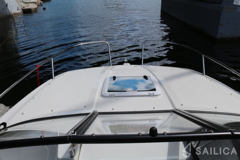 Bayliner VR5 - Yacht Charter Sailica