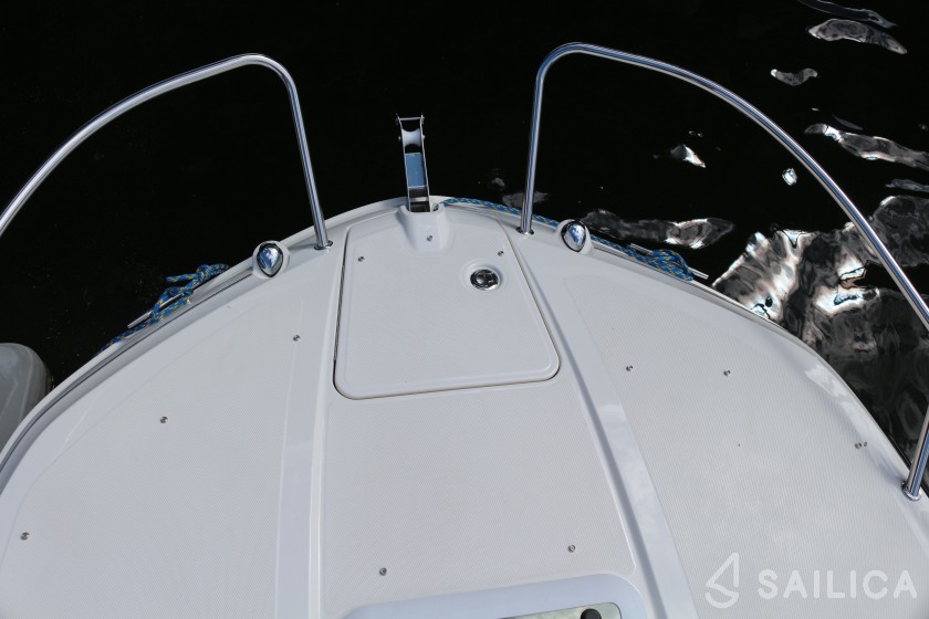 Bayliner VR5 - Yacht Charter Sailica