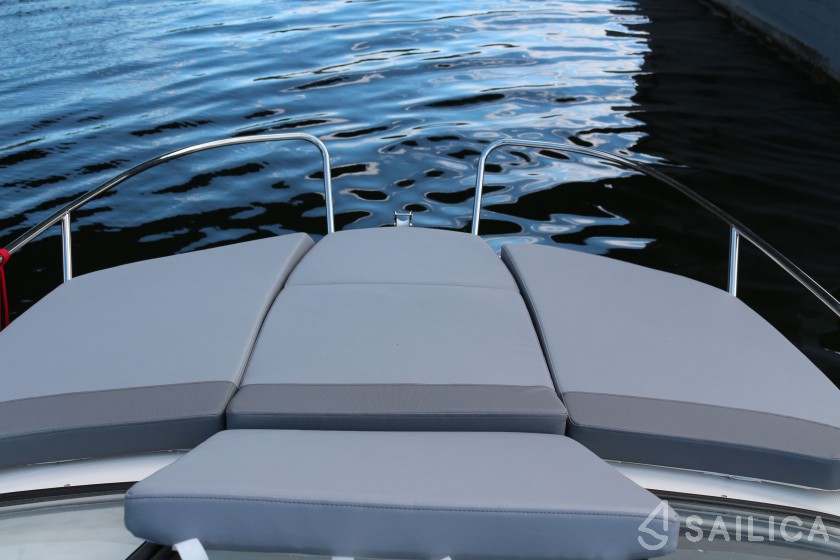 Bayliner VR5 - Yacht Charter Sailica