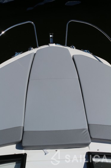 Bayliner VR5 - Yacht Charter Sailica