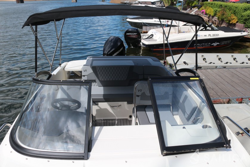 Bayliner VR5 - Yacht Charter Sailica