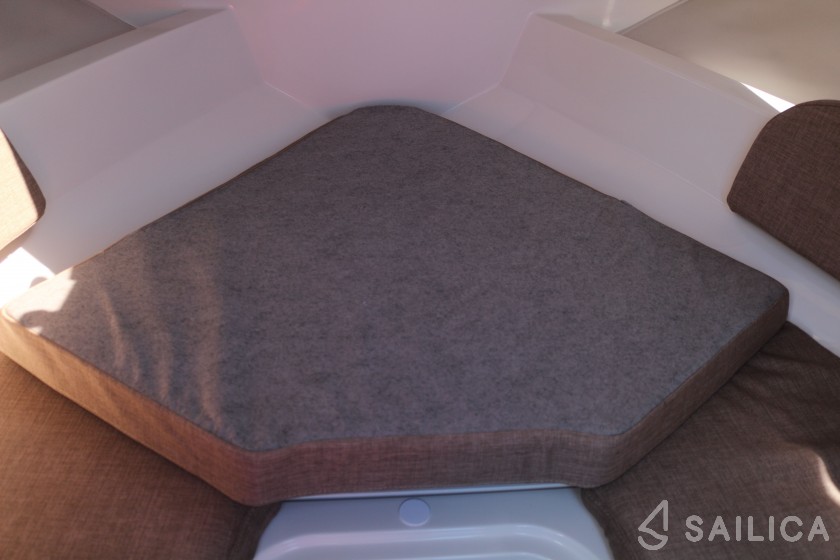 Bayliner VR5 - Yacht Charter Sailica