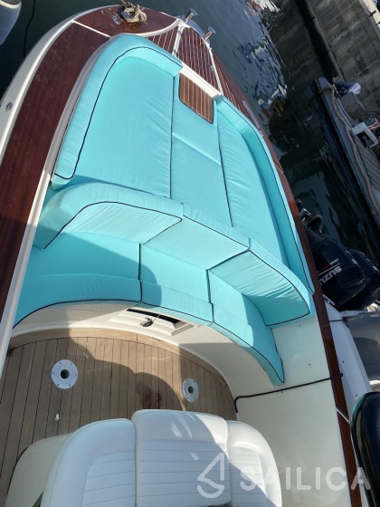 White Shark 285 - Yacht Charter Sailica