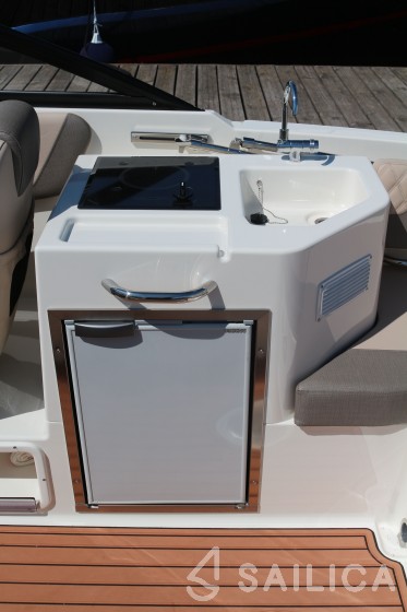 Bayliner VR6 - Yacht Charter Sailica
