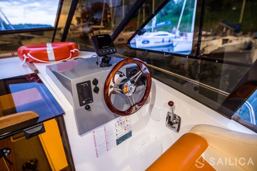 Cobra Futura 900 - Yacht Charter Sailica