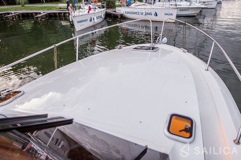 Cobra Futura 900 - Yacht Charter Sailica