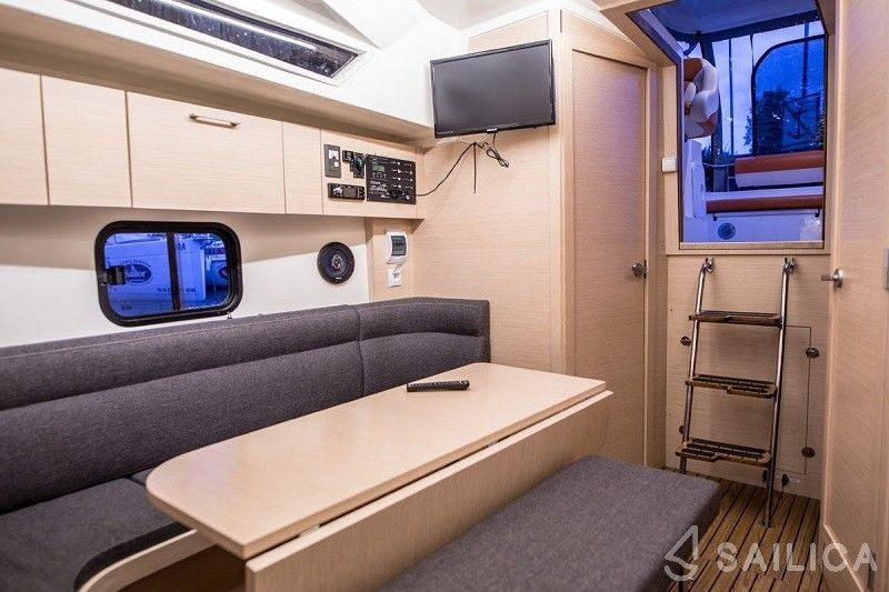 Cobra Futura 900 - Yacht Charter Sailica
