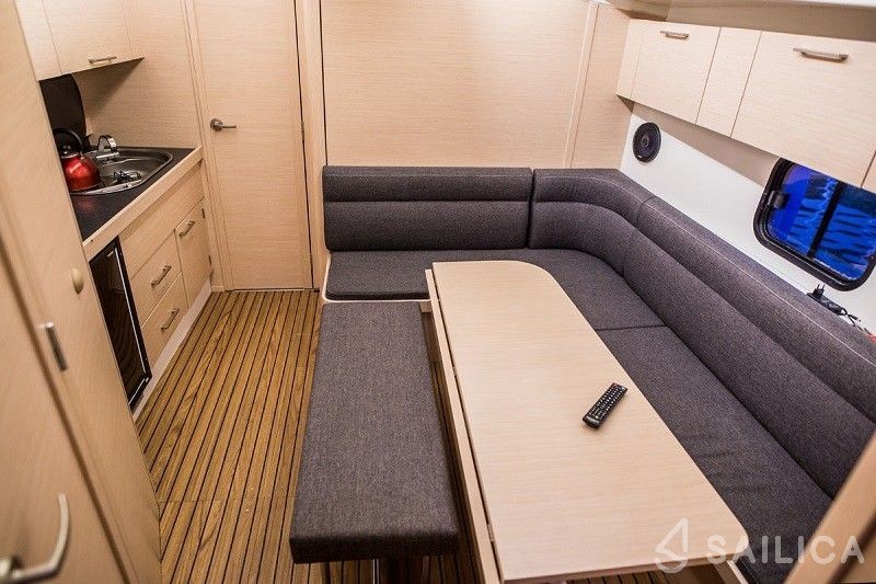 Cobra Futura 900 - Yacht Charter Sailica