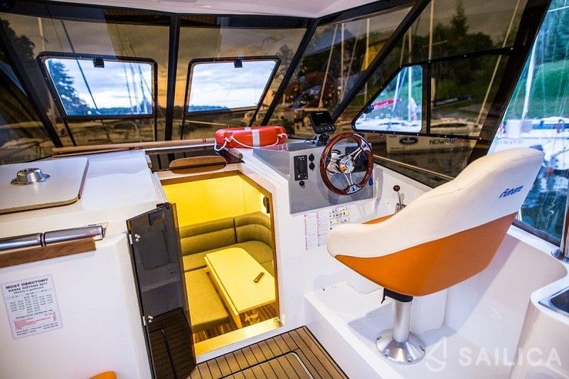 Cobra Futura 900 - Yacht Charter Sailica