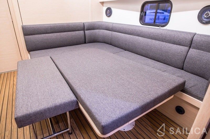 Cobra Futura 900 - Yacht Charter Sailica