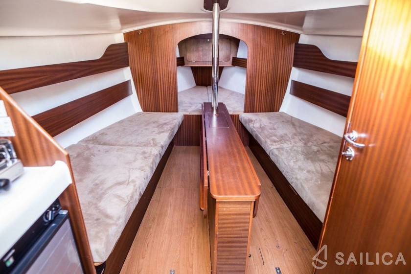 Phila 880 - Yacht Charter Sailica