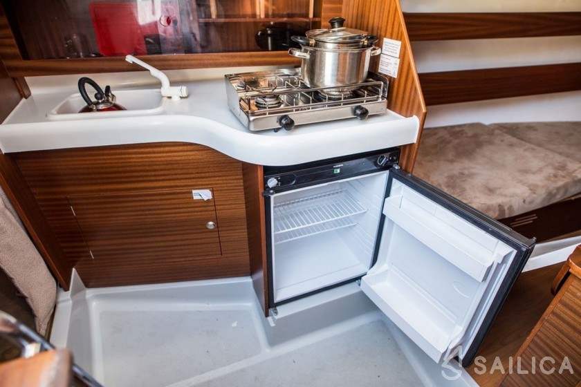 Phila 880 - Yacht Charter Sailica