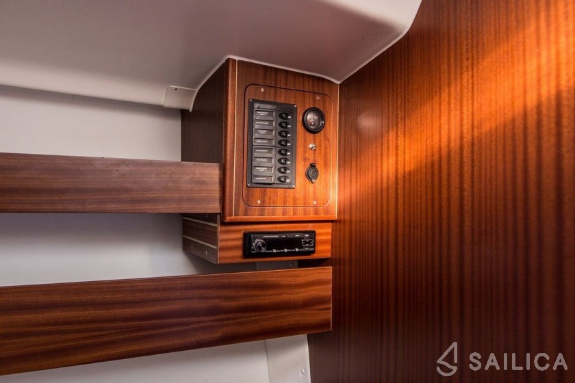 Phila 880 - Yacht Charter Sailica