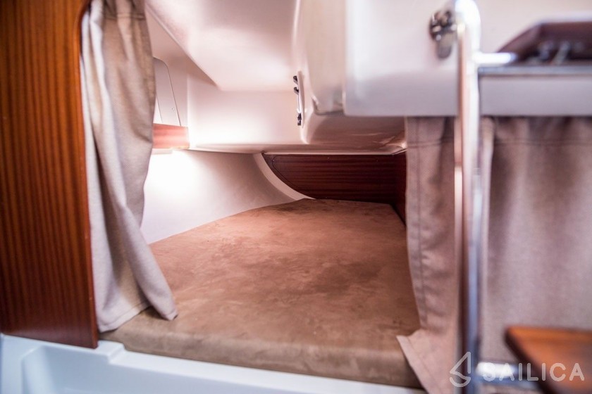 Phila 880 - Yacht Charter Sailica