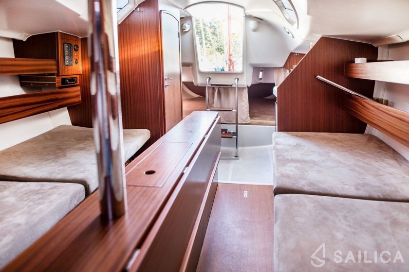 Phila 880 - Yacht Charter Sailica