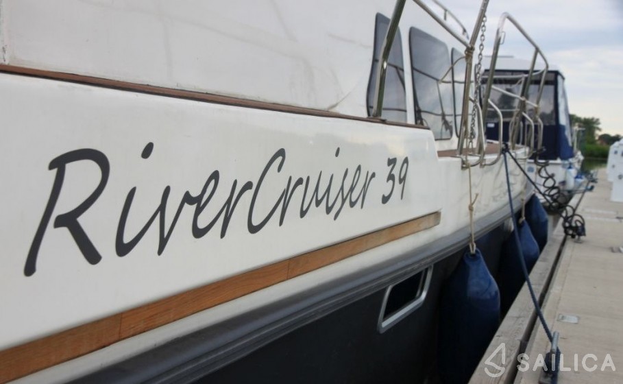 River Cruiser 39 - Yacht Charter Sailica