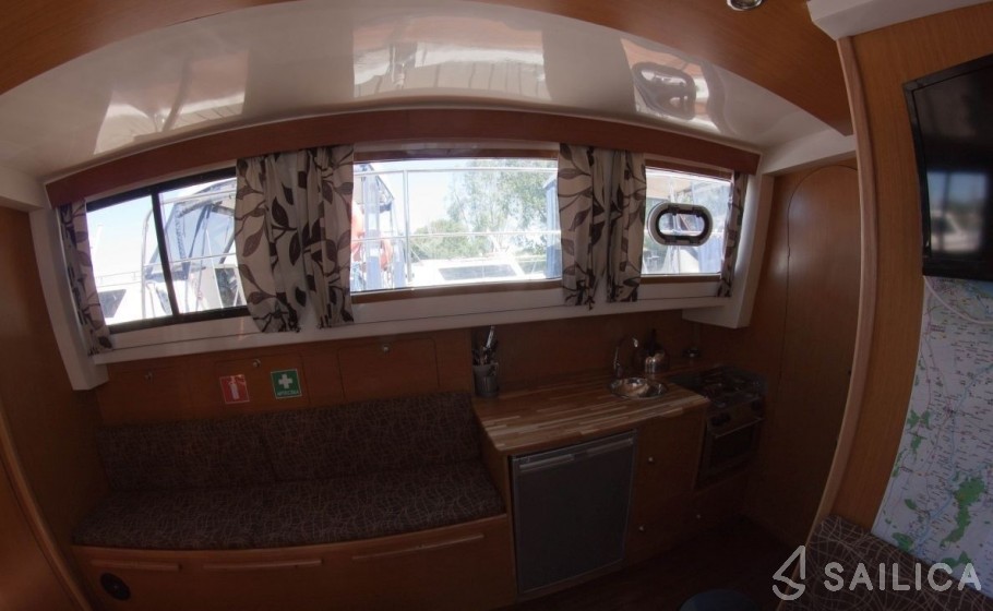 River Cruiser 39 - Yacht Charter Sailica