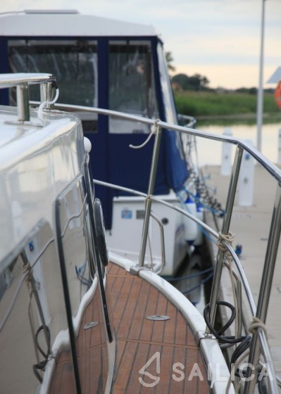 River Cruiser 39 - Yacht Charter Sailica