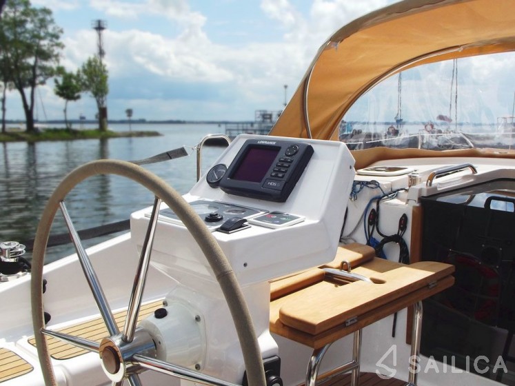 Shine 30 - Yacht Charter Sailica