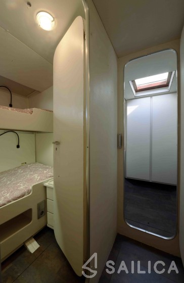 Aresa 15E - Yacht Charter Sailica