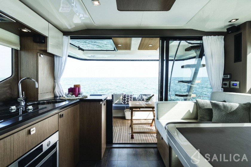 Cranchi 43 - Yacht Charter Sailica
