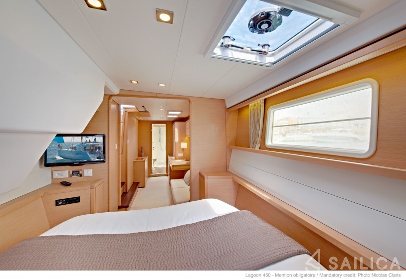 Lagoon 450  Flybridge - Yacht Charter Sailica